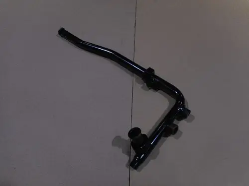 Vorlaufrohr aus Metall, schwarz beschichtet, mit mehreren Anschlüssen. Passend für Heizkessel-Anwendungen, möglicherweise von Remeha.